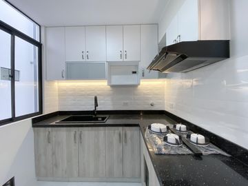 VENTA DE FLAT (3 DORMITORIOS)- AMPLIO BALCÓN CON VISTA A PARQUE- EN SANTIAGO DE SURCO
