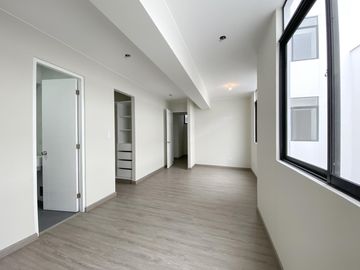 VENTA DE FLAT (3 DORMITORIOS)- AMPLIO BALCÓN CON VISTA A PARQUE- EN SANTIAGO DE SURCO