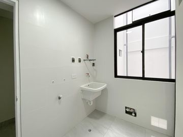 VENTA DE FLAT (3 DORMITORIOS)- AMPLIO BALCÓN CON VISTA A PARQUE- EN SANTIAGO DE SURCO