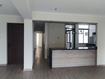 VENTA DE FLAT (3 DORMITORIOS)- AMPLIO BALCÓN CON VISTA A PARQUE- EN SANTIAGO DE SURCO