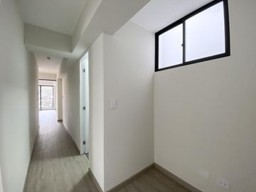 VENTA DE FLAT (3 DORMITORIOS)- AMPLIO BALCÓN CON VISTA A PARQUE- EN SANTIAGO DE SURCO