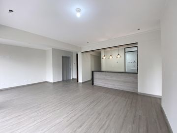 VENTA DE FLAT (3 DORMITORIOS)- AMPLIO BALCÓN CON VISTA A PARQUE- EN SANTIAGO DE SURCO