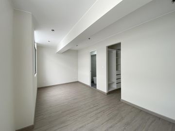 VENTA DE FLAT (3 DORMITORIOS)- AMPLIO BALCÓN CON VISTA A PARQUE- EN SANTIAGO DE SURCO
