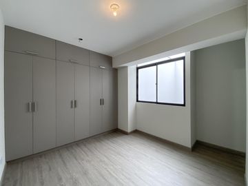 VENTA DE FLAT (3 DORMITORIOS)- AMPLIO BALCÓN CON VISTA A PARQUE- EN SANTIAGO DE SURCO
