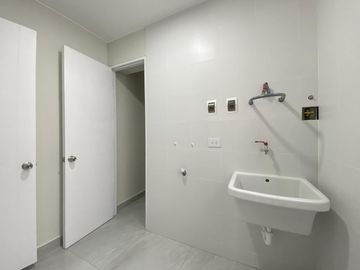VENTA DE FLAT (3 DORMITORIOS)- AMPLIO BALCÓN CON VISTA A PARQUE- EN SANTIAGO DE SURCO