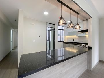 VENTA DE FLAT (3 DORMITORIOS)- AMPLIO BALCÓN CON VISTA A PARQUE- EN SANTIAGO DE SURCO