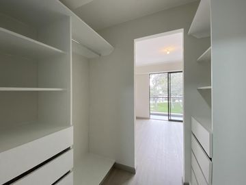 VENTA DE FLAT (3 DORMITORIOS)- AMPLIO BALCÓN CON VISTA A PARQUE- EN SANTIAGO DE SURCO