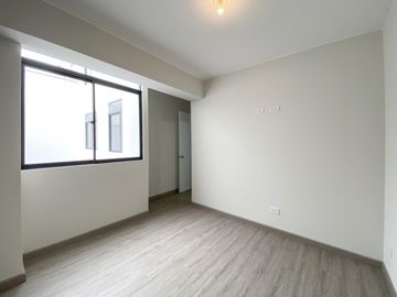 VENTA DE FLAT (3 DORMITORIOS)- AMPLIO BALCÓN CON VISTA A PARQUE- EN SANTIAGO DE SURCO