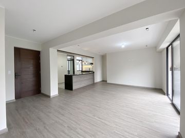 VENTA DE FLAT (3 DORMITORIOS)- AMPLIO BALCÓN CON VISTA A PARQUE- EN SANTIAGO DE SURCO