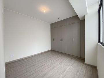 VENTA DE FLAT (3 DORMITORIOS)- AMPLIO BALCÓN CON VISTA A PARQUE- EN SANTIAGO DE SURCO