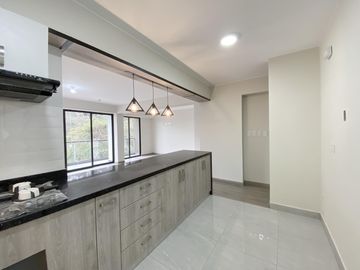 VENTA DE FLAT (3 DORMITORIOS)- AMPLIO BALCÓN CON VISTA A PARQUE- EN SANTIAGO DE SURCO