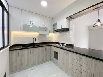 VENTA DE FLAT (3 DORMITORIOS)- AMPLIO BALCÓN CON VISTA A PARQUE- EN SANTIAGO DE SURCO