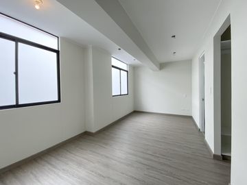 VENTA DE FLAT (3 DORMITORIOS)- AMPLIO BALCÓN CON VISTA A PARQUE- EN SANTIAGO DE SURCO