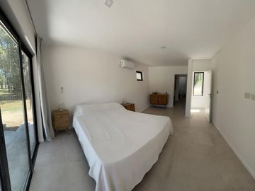Alquiler Temporal: Casa de 3 Dormitorios en Isla del Golf, Pinamar: Rodeada de Bosque, Con DiseÃ±o Minimalista y Todas las Comodidades
