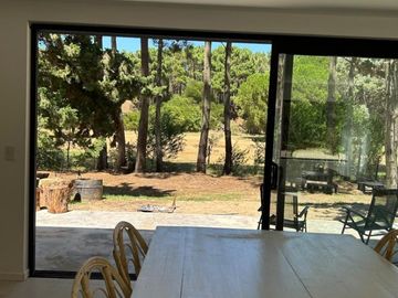 Alquiler Temporal: Casa de 3 Dormitorios en Isla del Golf, Pinamar: Rodeada de Bosque, Con DiseÃ±o Minimalista y Todas las Comodidades