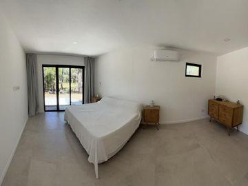 Alquiler Temporal: Casa de 3 Dormitorios en Isla del Golf, Pinamar: Rodeada de Bosque, Con DiseÃ±o Minimalista y Todas las Comodidades