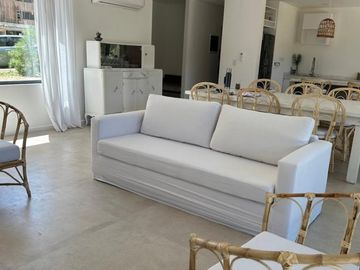 Alquiler Temporal: Casa de 3 Dormitorios en Isla del Golf, Pinamar: Rodeada de Bosque, Con DiseÃ±o Minimalista y Todas las Comodidades