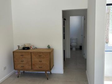 Alquiler Temporal: Casa de 3 Dormitorios en Isla del Golf, Pinamar: Rodeada de Bosque, Con DiseÃ±o Minimalista y Todas las Comodidades
