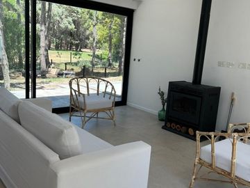 Alquiler Temporal: Casa de 3 Dormitorios en Isla del Golf, Pinamar: Rodeada de Bosque, Con DiseÃ±o Minimalista y Todas las Comodidades