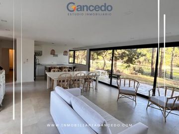 Alquiler Temporal: Casa de 3 Dormitorios en Isla del Golf, Pinamar: Rodeada de Bosque, Con DiseÃ±o Minimalista y Todas las Comodidades