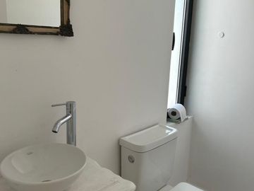 Alquiler Temporal: Casa de 3 Dormitorios en Isla del Golf, Pinamar: Rodeada de Bosque, Con DiseÃ±o Minimalista y Todas las Comodidades