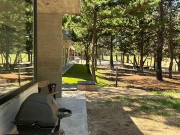 Alquiler Temporal: Casa de 3 Dormitorios en Isla del Golf, Pinamar: Rodeada de Bosque, Con DiseÃ±o Minimalista y Todas las Comodidades