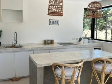 Alquiler Temporal: Casa de 3 Dormitorios en Isla del Golf, Pinamar: Rodeada de Bosque, Con DiseÃ±o Minimalista y Todas las Comodidades