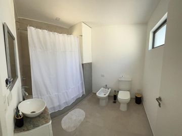 Alquiler Temporal: Casa de 3 Dormitorios en Isla del Golf, Pinamar: Rodeada de Bosque, Con DiseÃ±o Minimalista y Todas las Comodidades