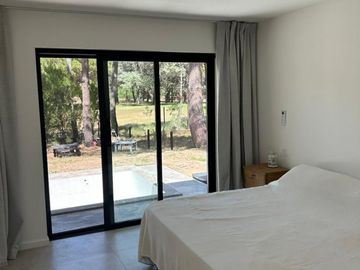 Alquiler Temporal: Casa de 3 Dormitorios en Isla del Golf, Pinamar: Rodeada de Bosque, Con DiseÃ±o Minimalista y Todas las Comodidades