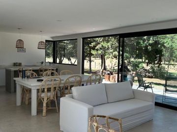 Alquiler Temporal: Casa de 3 Dormitorios en Isla del Golf, Pinamar: Rodeada de Bosque, Con DiseÃ±o Minimalista y Todas las Comodidades