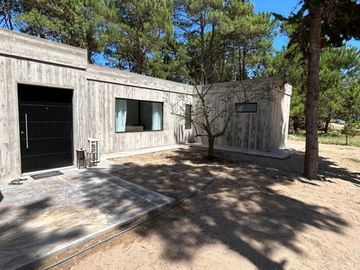 Alquiler Temporal: Casa de 3 Dormitorios en Isla del Golf, Pinamar: Rodeada de Bosque, Con DiseÃ±o Minimalista y Todas las Comodidades