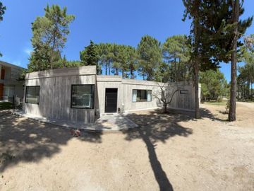 Alquiler Temporal: Casa de 3 Dormitorios en Isla del Golf, Pinamar: Rodeada de Bosque, Con DiseÃ±o Minimalista y Todas las Comodidades