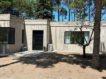 Alquiler Temporal: Casa de 3 Dormitorios en Isla del Golf, Pinamar: Rodeada de Bosque, Con DiseÃ±o Minimalista y Todas las Comodidades