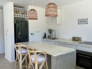 Alquiler Temporal: Casa de 3 Dormitorios en Isla del Golf, Pinamar: Rodeada de Bosque, Con DiseÃ±o Minimalista y Todas las Comodidades