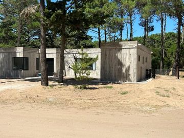 Alquiler Temporal: Casa de 3 Dormitorios en Isla del Golf, Pinamar: Rodeada de Bosque, Con DiseÃ±o Minimalista y Todas las Comodidades