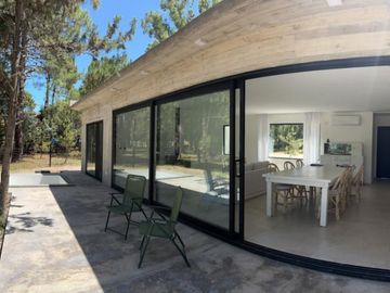 Alquiler Temporal: Casa de 3 Dormitorios en Isla del Golf, Pinamar: Rodeada de Bosque, Con DiseÃ±o Minimalista y Todas las Comodidades