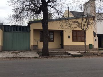 SE VENDE CASA EN BARRIO BANCARIO A METROS DEL PARQUE DE LOS NINOS, EXCELENTE ZONA DE SAN RAFAEL, MENDOZA