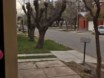 SE VENDE CASA EN BARRIO BANCARIO A METROS DEL PARQUE DE LOS NINOS, EXCELENTE ZONA DE SAN RAFAEL, MENDOZA