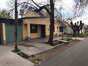 SE VENDE CASA EN BARRIO BANCARIO A METROS DEL PARQUE DE LOS NINOS, EXCELENTE ZONA DE SAN RAFAEL, MENDOZA