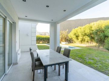Casa 6 ambientes en Barrio privado Nuevo Quilmes