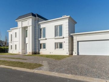 Casa 6 ambientes en Barrio privado Nuevo Quilmes