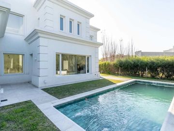 Casa 6 ambientes en Barrio privado Nuevo Quilmes