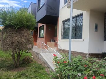 AMPLIA CASA EN VENTA