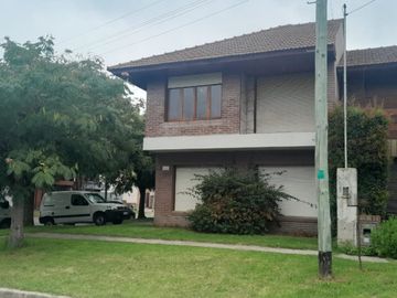 Casa a la venta tres ambientes, excelente estado.