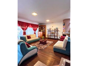 Venta de Casa, Cuenca, Baños 218m²