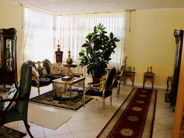 Hermosa casa en venta en Cumbayá – La Primavera 2 con amplio terreno y jardín