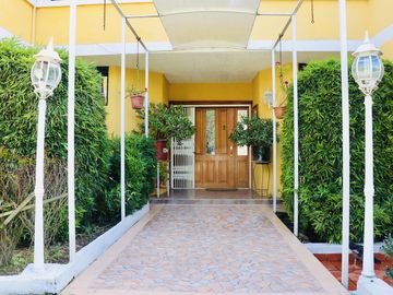 Hermosa casa en venta en Cumbayá – La Primavera 2 con amplio terreno y jardín