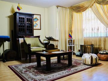 Hermosa casa en venta en Cumbayá – La Primavera 2 con amplio terreno y jardín