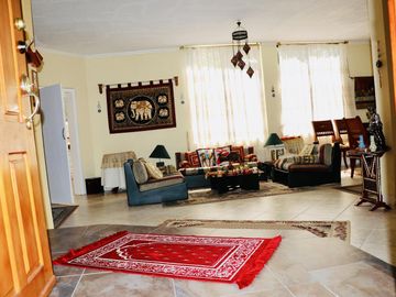 Hermosa casa en venta en Cumbayá – La Primavera 2 con amplio terreno y jardín