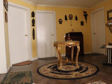 Hermosa casa en venta en Cumbayá – La Primavera 2 con amplio terreno y jardín